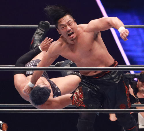 ラリアットでKENTA（左）の首を刈る後藤洋央紀（撮影・中島郁夫）