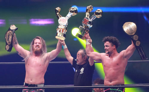 新王者に輝いたデビッド・フィンレー（左）とジュース・ロビンソン（撮影・中島郁夫）