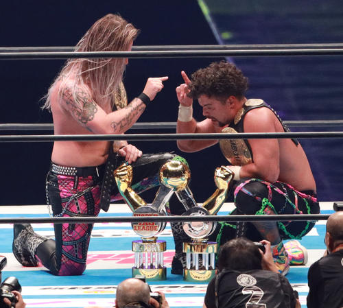 新王者に輝いたデビッド・フィンレー（左）とジュース・ロビンソン（撮影・中島郁夫）