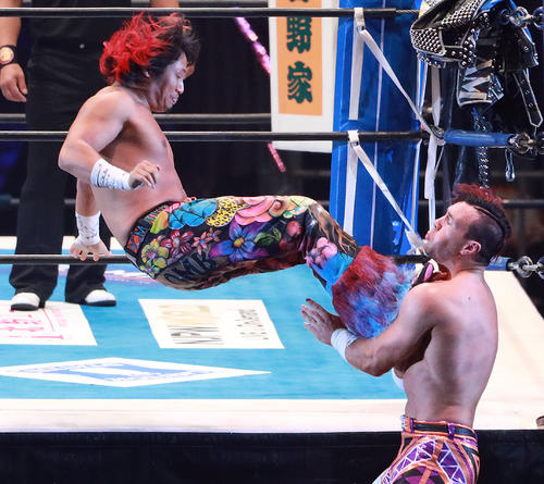 ウィル・オスプレイ（右）にドロップキックを浴びせる高橋ヒロム（撮影・中島郁夫）