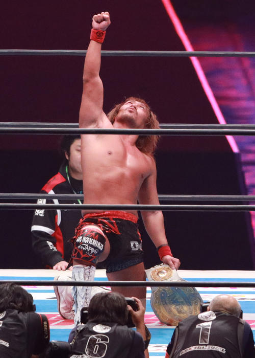 IWGPインターコンチネンタルのベルトを手にポーズを決める内藤哲也（撮影・中島郁夫）