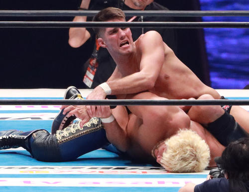 SANADA（下）の腕を決めに行くザック・セイバーJr．（撮影・中島郁夫）