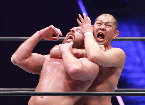 IWGP　USヘビー級タイトル防衛直後のジョン・モクスリーを急襲しスリーパーホールドを決める鈴木みのる（撮影・中島郁夫）