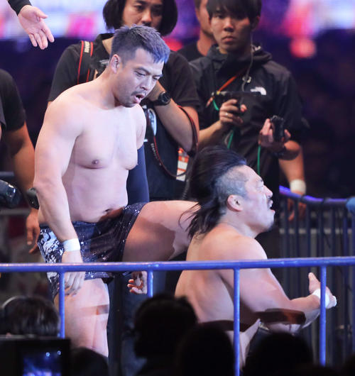 後藤洋央紀（右）を場外で蹴りつけるKENTA（撮影・河田真司）