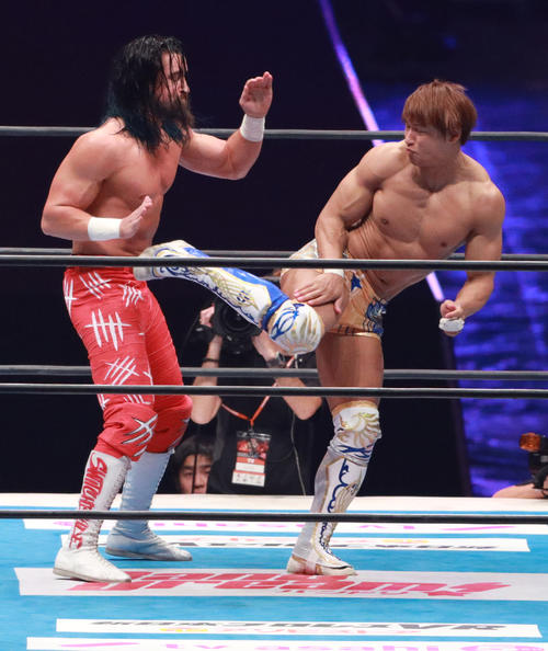 ジェイ・ホワイト（左）にローリングソバットを浴びせる飯伏幸太（撮影・中島郁夫）