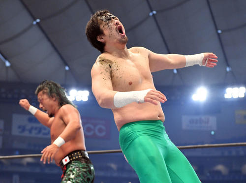 田口、矢野、真壁組対BUSHI、鷹木、EVIL組　毒霧を食らう田口（手前）（撮影・滝沢徹郎）