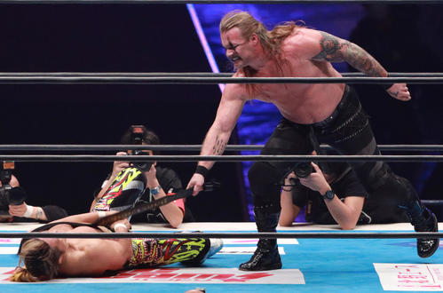 棚橋弘至（左）にベルトでむち打つクリス・ジェリコ（撮影・中島郁夫）