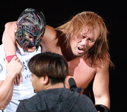 念願の大合掌直前にKENTAに急襲され、BUSHI（左）の肩を借りて引き揚げる内藤哲也（撮影・中島郁夫）