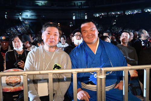 観戦する鈴木おさむ氏（左）と白鵬（撮影・滝沢徹郎）