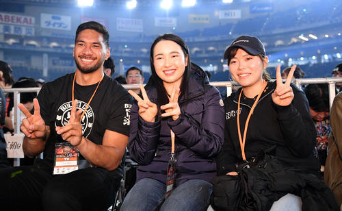 観戦に訪れた、左からラファエレ・ティモシー、小祝さくら、勝みなみ（撮影・滝沢徹郎）