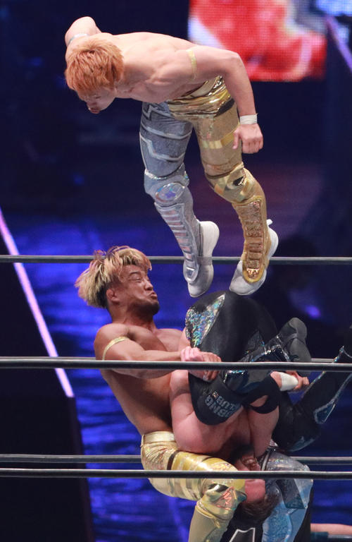 SHO（左下）が支えるエル・ファンタズモにキックをぶち込むYOH（撮影・中島郁夫）
