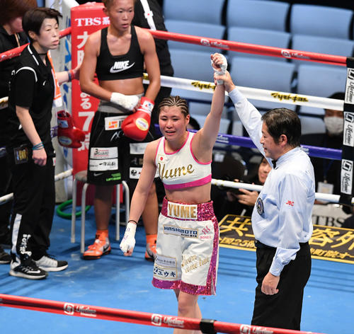 女子日本フライ級新王者となり勝ち名乗りを受ける平山（中央）（撮影・山崎安昭）