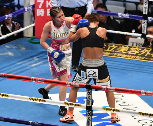 女子日本フライ級王座決定戦　2回、平山（左）は佐山に左ストレートを打ち込む（撮影・山崎安昭）