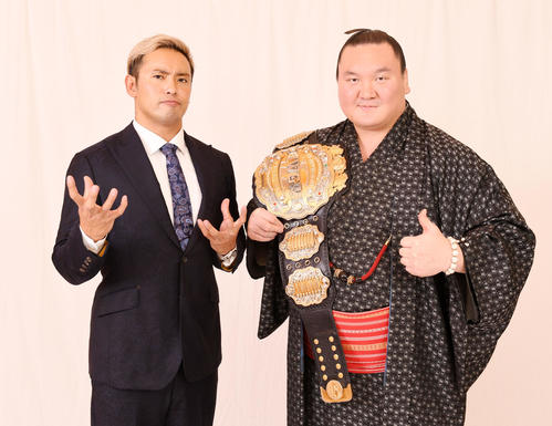 ポーズを決めるオカダ・カズチカ（左）と白鵬（撮影・横山健太）