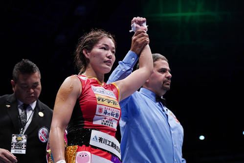 WBO女子世界スーパーフライ級タイトルマッチ　吉田実代（左）は石麗萍を破って王座を防衛し、勝ち名乗りを受ける（撮影・加藤諒）