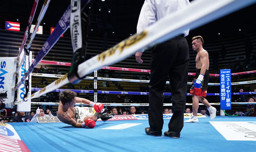 WBOアジアパシフィック　スーパー・バンタム級タイトルマッチ　1回、ジュンリエル・ラモナル（右）にダウンを奪われる久我勇作（撮影・加藤諒）