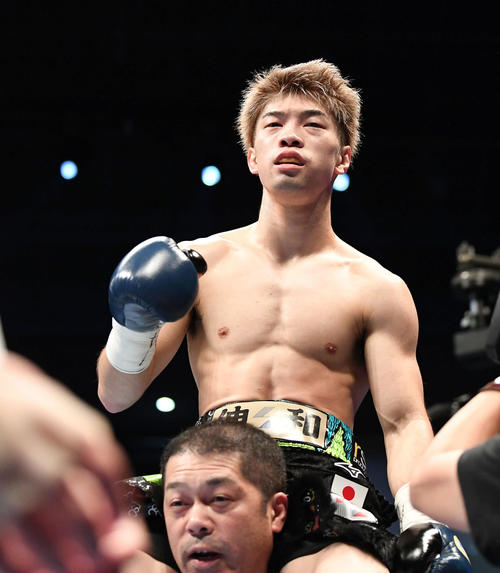 田中恒成はウラン・トロハツを破って王座を防衛し、肩車で祝福される（撮影・加藤諒）