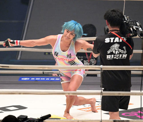 山本美憂対アム・ザ・ロケット　試合後、笑顔でポーズを決める山本美憂（撮影・滝沢徹郎）