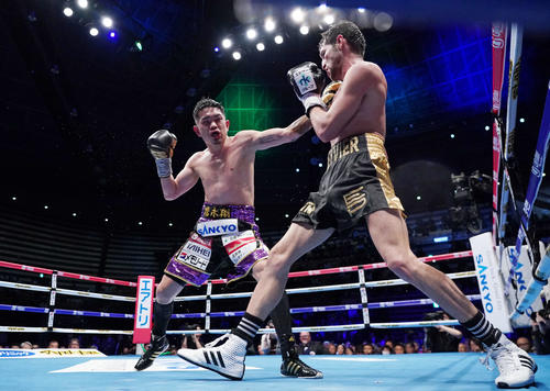 12回、シントロン（右）に左ストレートを見舞う井岡（撮影・加藤諒）