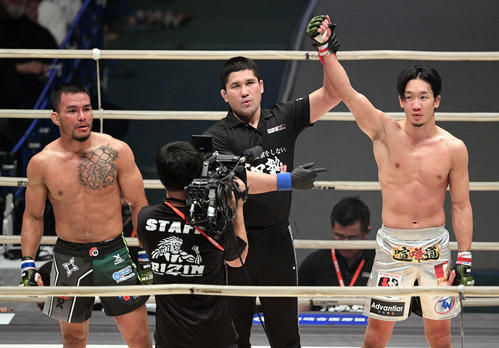 朝倉未来対ジョン・マカパ　判定で勝ち名乗りを受ける朝倉未来（右）（撮影・滝沢徹郎）