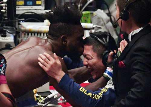 朝倉海対マネル・ケイプ　試合に勝利したマネル・ケイプ（左）はリングサイドの堀口のおでこにキスをする（撮影・滝沢徹郎）