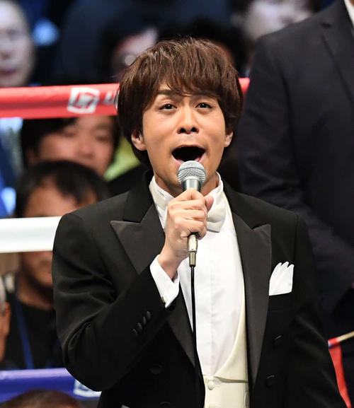 君が代を独唱する藤澤ノリマサ（撮影・山崎安昭）