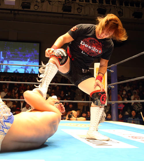 棚橋弘至、飯伏幸太対鷹木信悟、内藤哲也　飯伏を踏み付ける内藤（撮影・大野祥一）