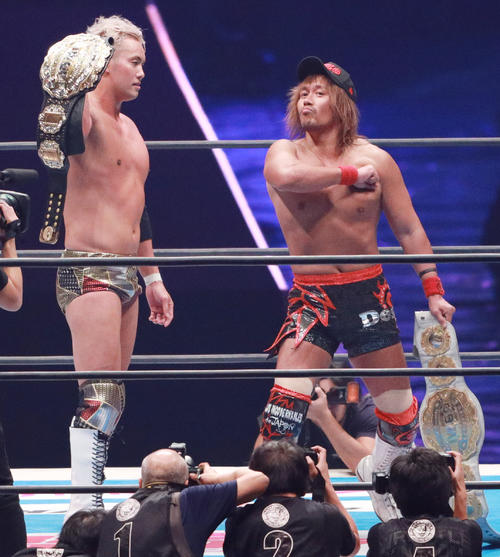 それぞれのベルトを掲げるオカダ・カズチカ（左）と内藤哲也（撮影・中島郁夫）