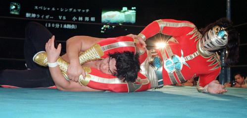 1989年4月24日、新日本「闘強導夢」　小林邦昭（左）に首4の字固めを仕掛ける獣神サンダーライガー