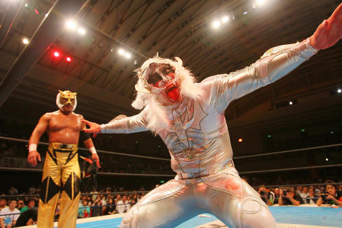 新日本・大阪大会　IWGPジュニアタッグ王座決定戦　タイガーマスク、獣神サンダー・ライガー対タイチ、TAKAみちのく　タイチにマスクをはぎ取られて豹変した獣神サンダー・ライガーは、タイガーマスク（左）と勝利のポーズ（2012年6月16日撮影）