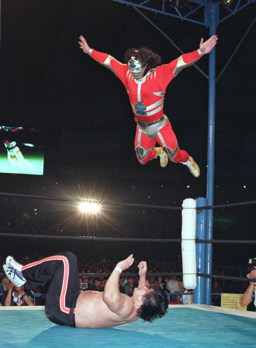 1989年4月24日、新日本「闘強導夢」　トップロープから小林邦昭（下）にフライングボディープレスを見舞う獣神サンダーライガー