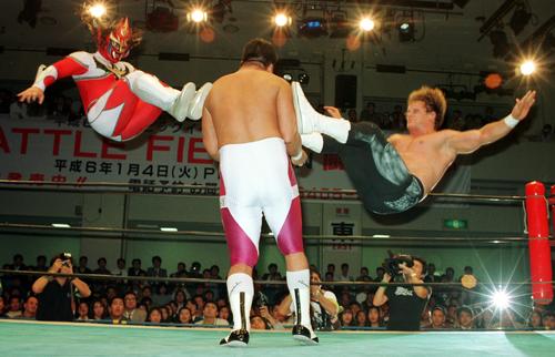 蝶野正洋（中央）にドロップキックを見舞う獣神サンダー・ライガー（左）とワイルド・ペガサス（撮影1993年10月15日）