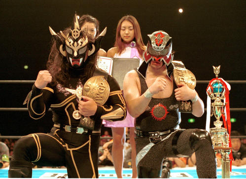 IWGPジュニア・タッグ選手権試合で防衛した獣神サンダー・ライガー（左）とエル・サムライ