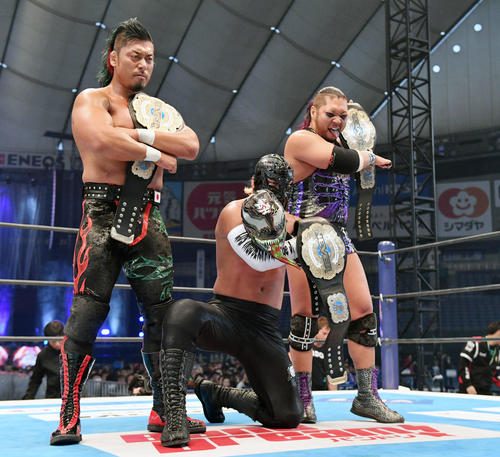 新王者となりベルトを手にポーズを決める左から鷹木、BUSHI、EVIL（撮影・滝沢徹郎）