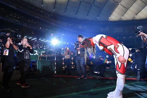 引退試合を終え、東京ドームのファンに一礼する獣神サンダー・ライガー（撮影・滝沢徹郎）