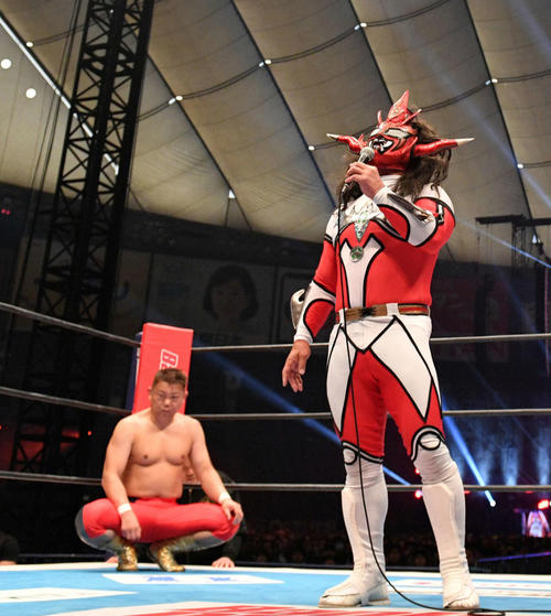 引退試合を終えファンにあいさつする獣神サンダー・ライガー。後方は佐野直喜（撮影・滝沢徹郎）