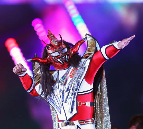 リングに上がりポーズをとる獣神サンダー・ライガー（撮影・河田真司）