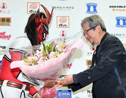 引退試合後、永井豪氏（右）から花束を受け取る獣神サンダー・ライガー（撮影・滝沢徹郎）