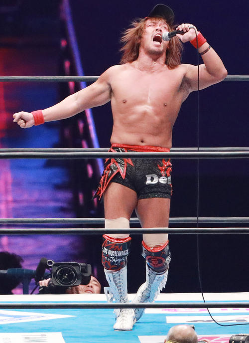 オカダ・カズチカに勝利し雄たけびを上げる内藤哲也（撮影・中島郁夫）