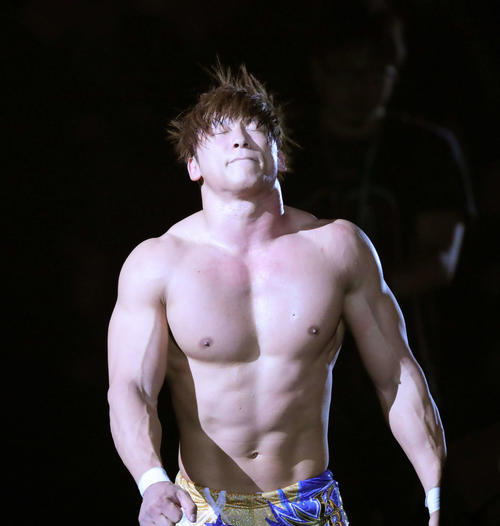 ジェイ・ホワイトに敗れ肩を落とし引き揚げる飯伏（撮影・河田真司）