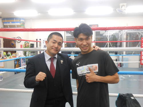 現役続行を表明した黒田雅之（右）と新田会長
