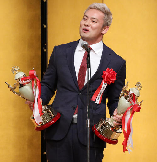 2019年度プロレス大賞MVP受賞のあいさつで五輪レスリング選手たちにエールを贈るオカダ・カズチカ（撮影・中島郁夫）