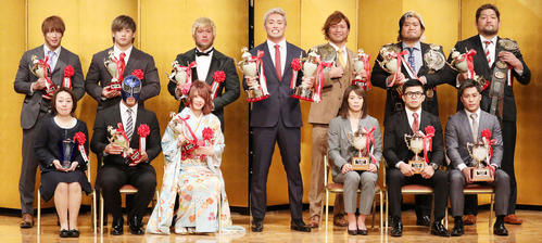 前列左から青木篤志さんご遺族、ストロングマシーン・J、岩谷麻優、川井梨紗子、文田健一郎、太田忍、後列左から飯伏幸太、清宮海斗、SANADA、MVPのオカダ・カズチカ、宮原健斗、諏訪魔、石川修司