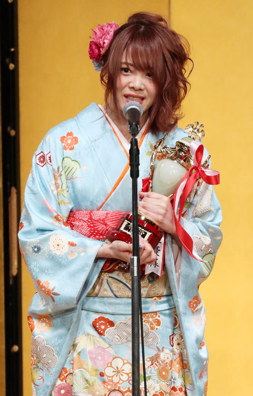 2019年度プロレス大賞女子プロレス大賞受賞のあいさつをする岩谷麻優（撮影・中島郁夫）