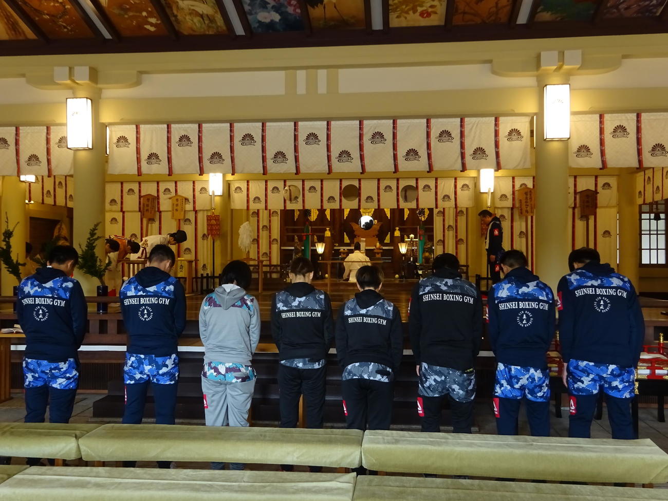 20年の必勝祈願を行う真正ジムの所属ボクサーたち（撮影・加藤雄一）