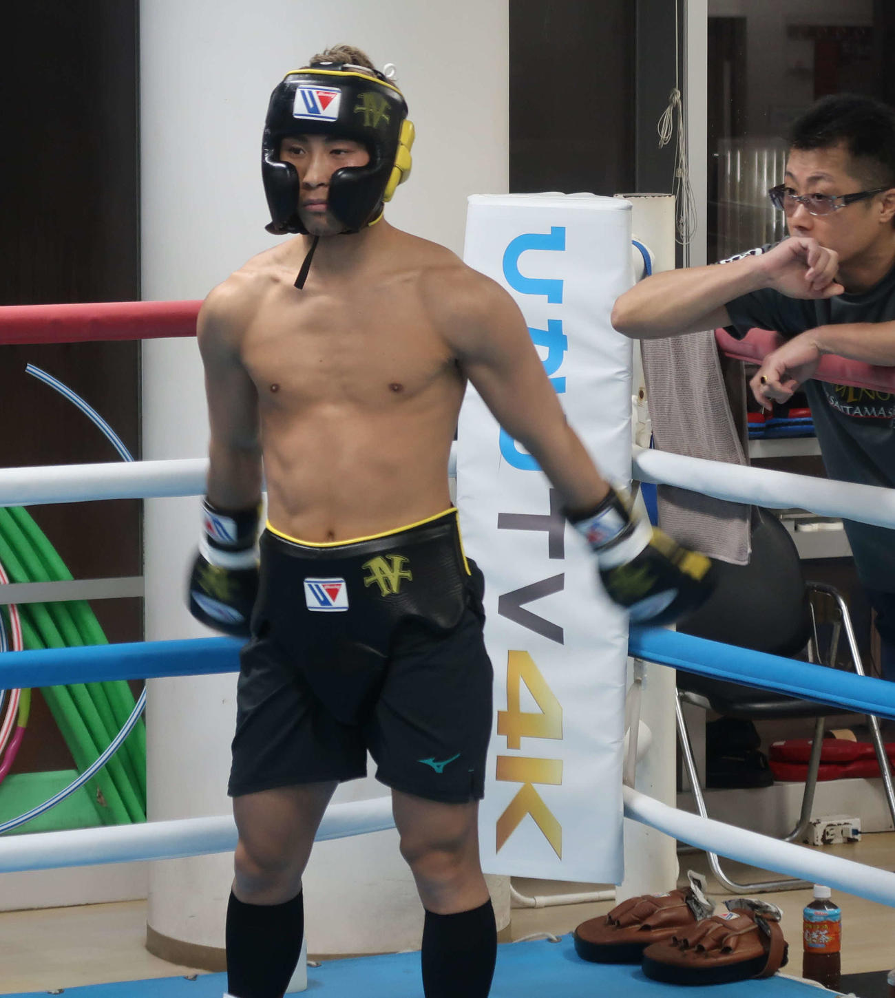 スパーリングを再開したWBA、IBFバンタム級王者井上尚。右は父の真吾トレーナー
