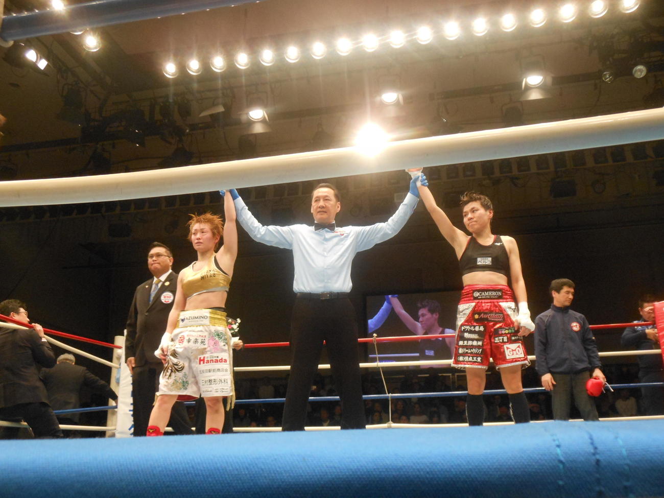 宮尾綾香（左）と多田悦子（右）の元世界王者対決は引き分けた