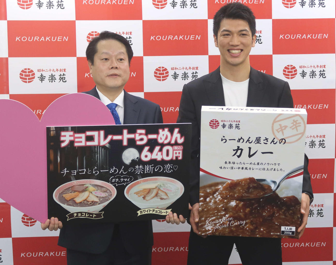 「チョコレートらーめん」の発表会に出席したWBA世界ミドル級王者村田（右）、左は同社の新井田社長