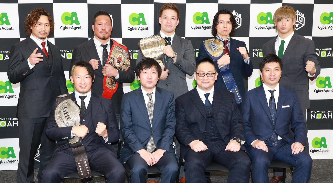 会見を行った前左から丸藤正道、ノア武田有弘社長、DDT高木三四郎社長、サイバーエージェント藤田晋社長、後列左から中嶋勝彦、杉浦貴、潮崎豪、小川良成、清宮海斗（撮影・中島郁夫）