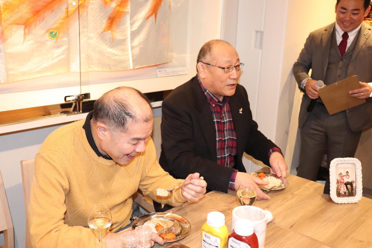 「元子式コンソメビーフシチュー」を試食する全日本プロレス和田京平レフェリー（左）と渕正信